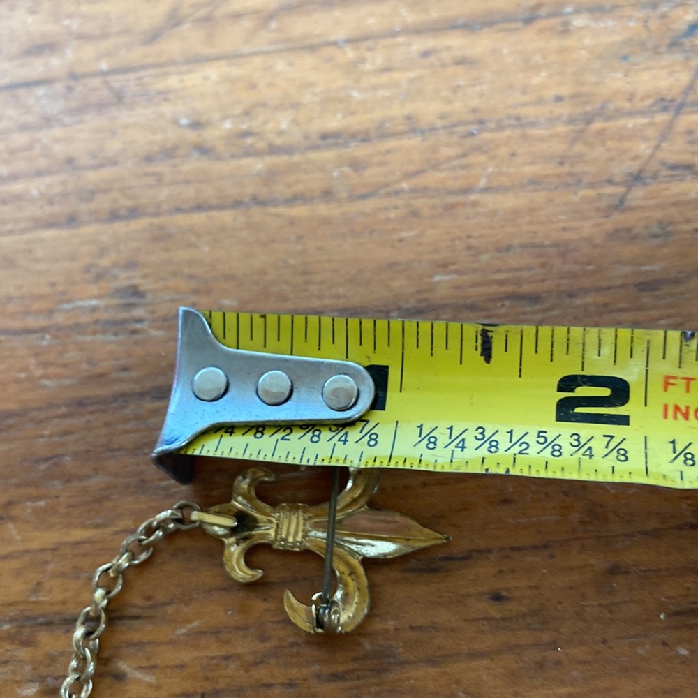 Vintage gold tone star, moon and Fleur de lis sweater pin with rolo link chain - Picture 11 of 11